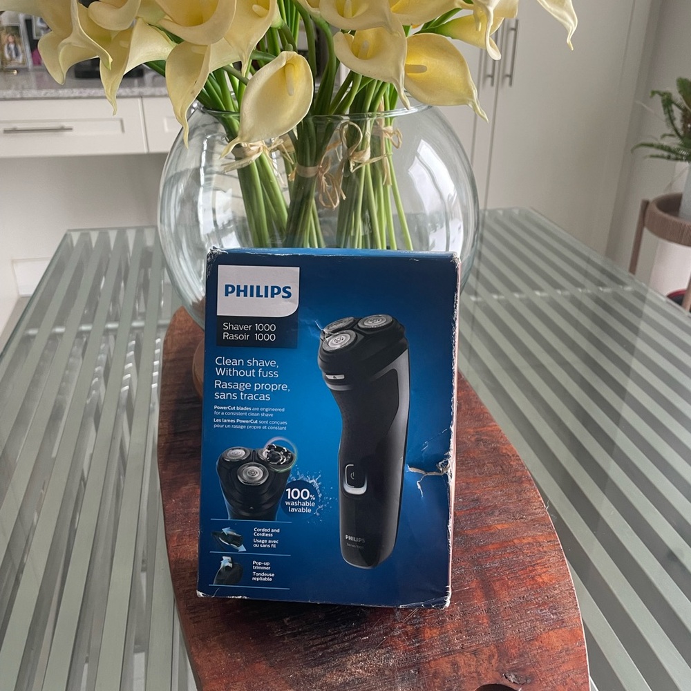 BNWT Philips Shaver 1000 - Black